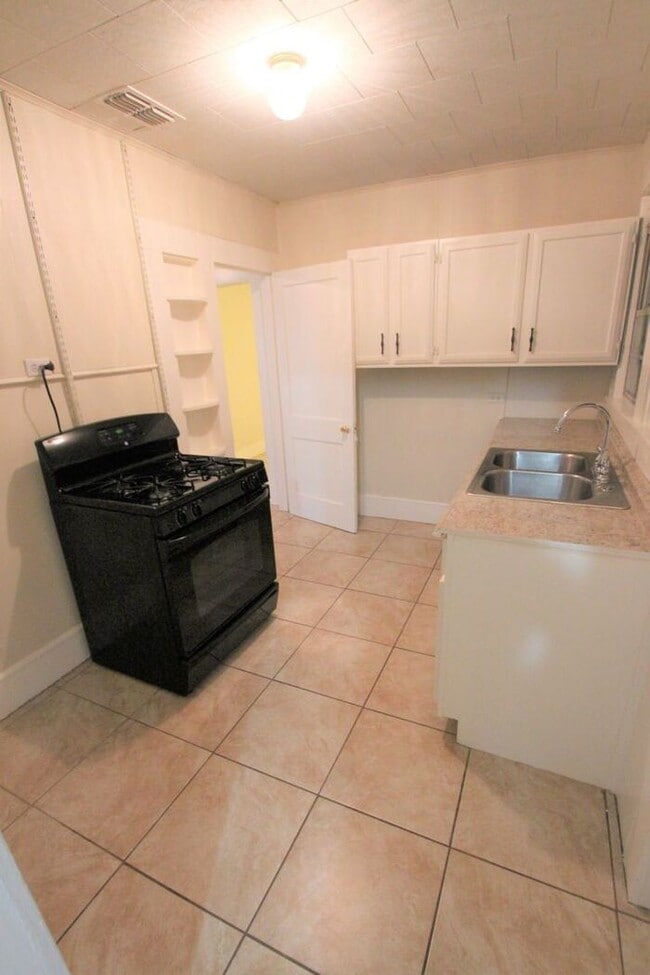 Building Photo - Tour Today! Cozy 2 Bedroom, 1 Bath Duplex ...