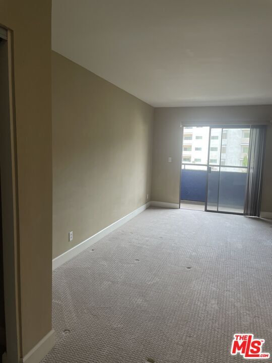 Building Photo - 10982 Roebling Ave