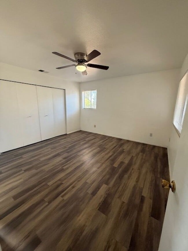 Building Photo - 2 Bedroom 2 Bath Contact Property Pros Pro...