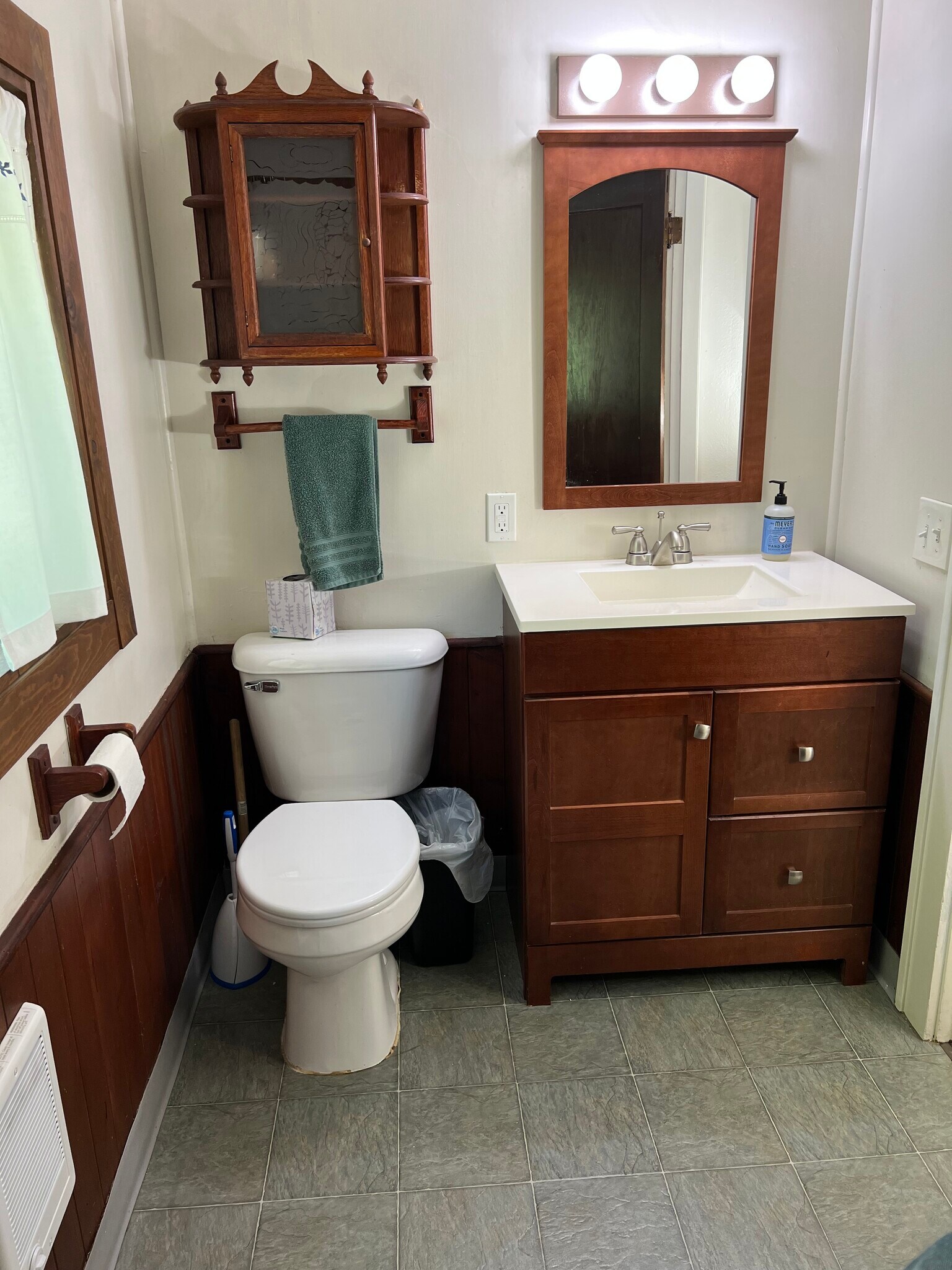 Full bathroom - 255 Bensell Ave