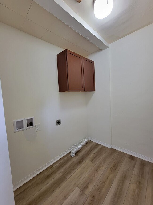 Building Photo - 3 Bedroom, 1 Bath, Available July 2026