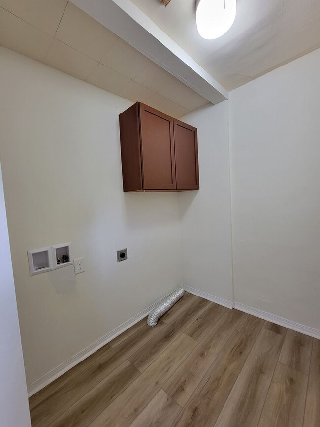 Building Photo - 3 Bedroom, 1 Bath, Section 8 Approved & Av...