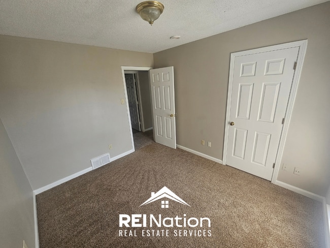 Building Photo - MEMPHIS CHARMER! | Vaulted Ceilings & Brick Fireplace | 3 Bed / 2 Bath