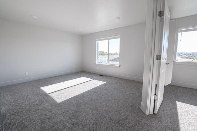 Building Photo - 3 bed, 2.5 bath Summerfield Townhome found in Rexburg!
