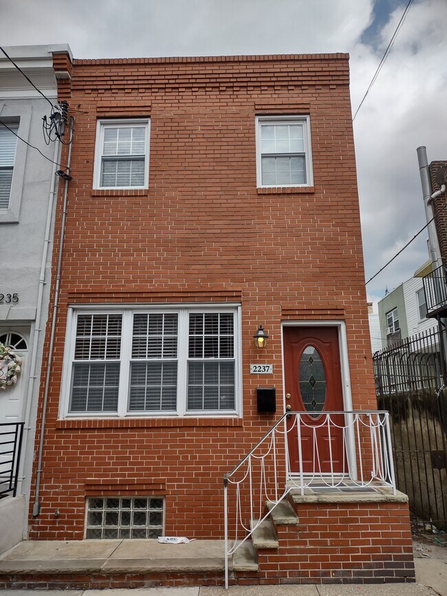 Front Entrance/End Unit - 2237 S Bouvier St