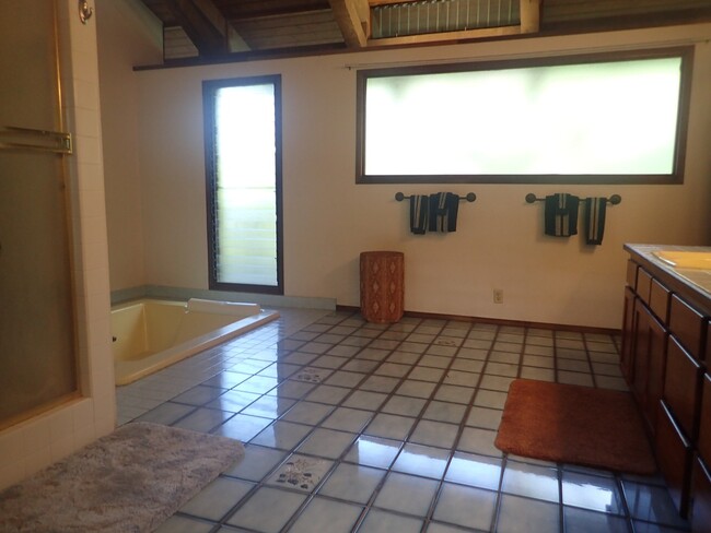 Building Photo - Very private, gated, mostly furnished Maui...