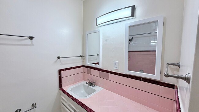 Building Photo - Spacious 3 Bed 2 Bath Home in Sunset Cliffs with Detached Garage & Private Backyard