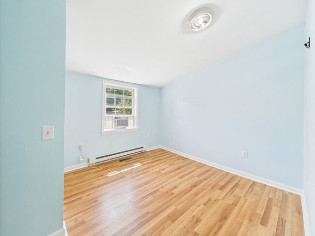 Building Photo - Charming 2-Bedroom near Gypsy Hill Park