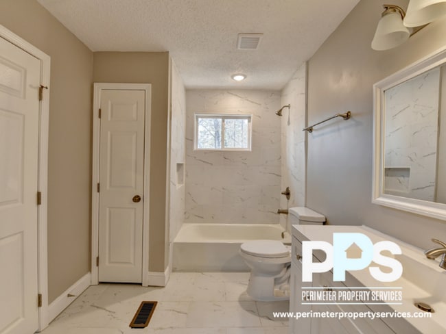 Building Photo - 390 W Lake Ave NW