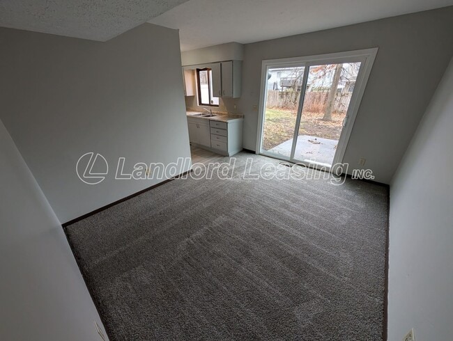 Building Photo - Spacious Townhome with Vaulted Ceilings, Fireplace & Garage