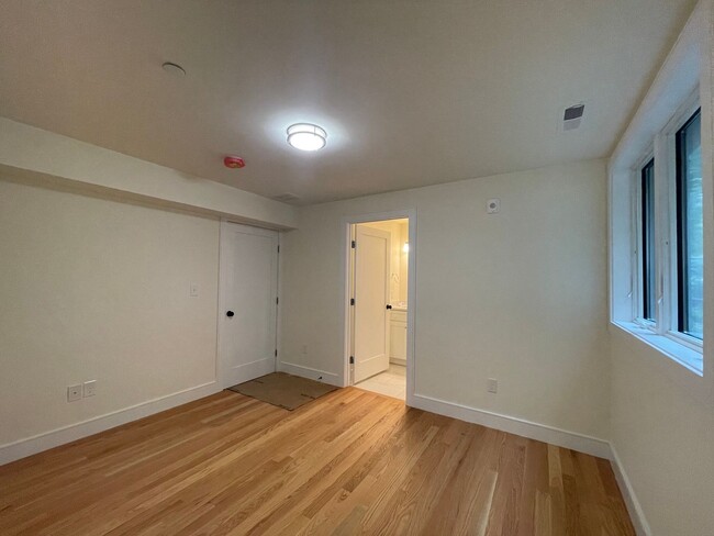 Building Photo - Newer Construction Luxury unit 3 bed 2.5ba...