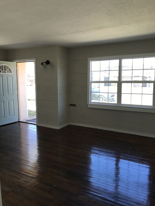 Building Photo - 3 Bedroom Home Minutes From Tech Campus!