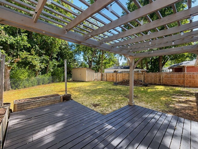 Building Photo - Charming 2 Bed 1 Bath