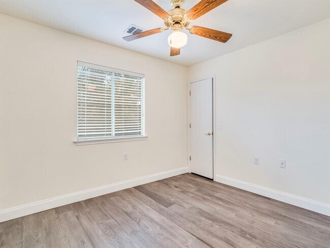 Building Photo - 804 Sheraton Ave