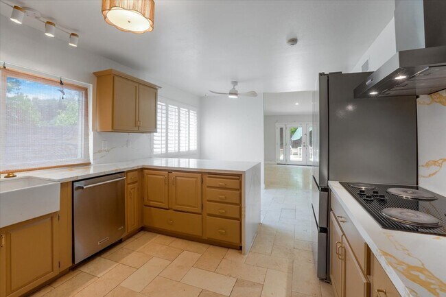 Building Photo - 7365 Pomelo Dr