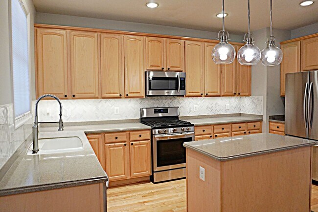 Building Photo - Exquisite Townhouse in Orchard Run Germantown