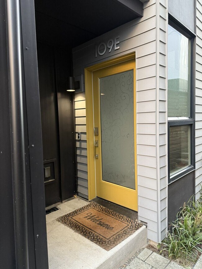 Building Photo - Free Rent Promotions! Modern 2-Bed, 2-Bath Townhome near Madison Valley – Exceptional Light, Desi...