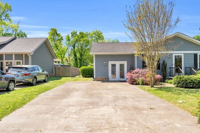 Building Photo - Beautiful Red Bank Home!