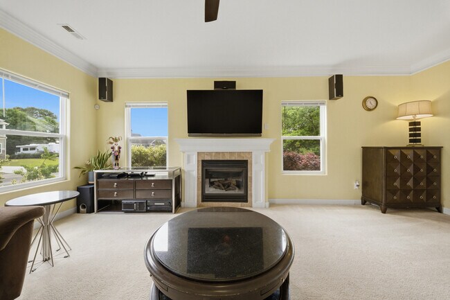Building Photo - 431 Shorewood Pl