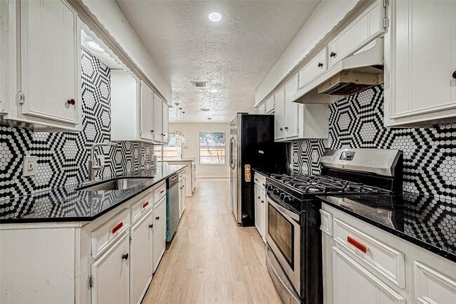 Building Photo - 10806 Silkwood Dr