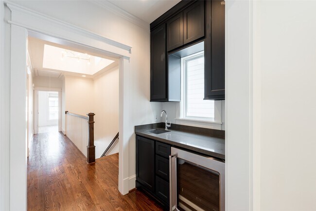 Building Photo - 828 E 28th St