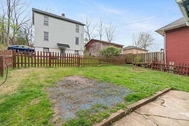Building Photo - Unbeatable 4 Bedroom home in Greensburg available July 1!