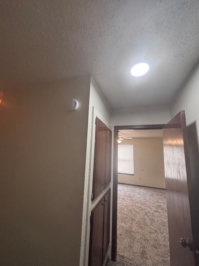 Building Photo - Spacious duplex in Noble, OK