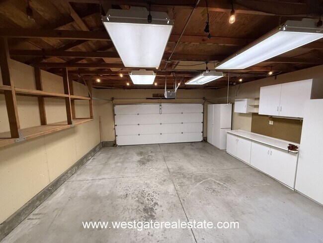 Building Photo - Lovely southeast Petaluma single level 3 b...