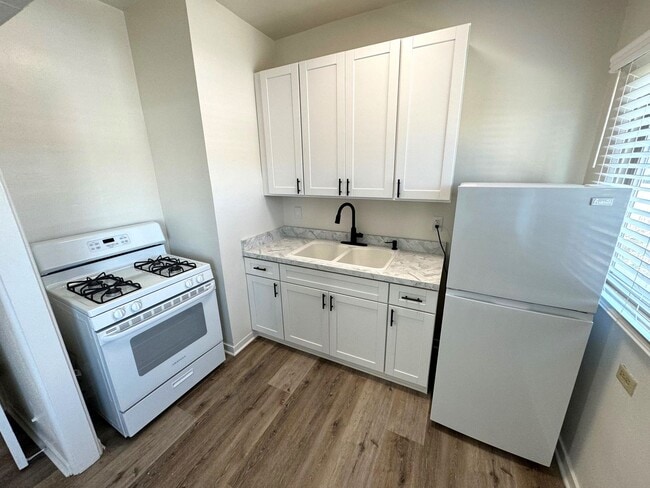 Building Photo - Remodeled Pierpont Beach Studio