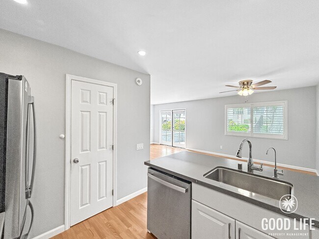 Building Photo - Spacious 2B/1.5BA Condo in Bay Park! Reserved Parking, Balcony, Fireplace Display & Pool!