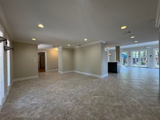 Building Photo - Gorgeous 5 Bedroom Pool Home in Ormond