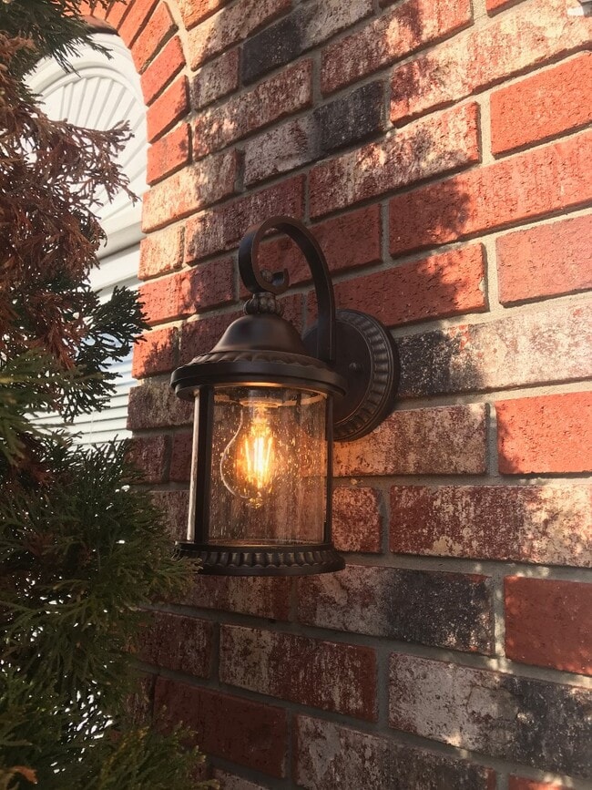 Building Photo - 607 Lily Ct