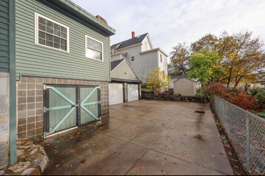 Building Photo - 331 E High St