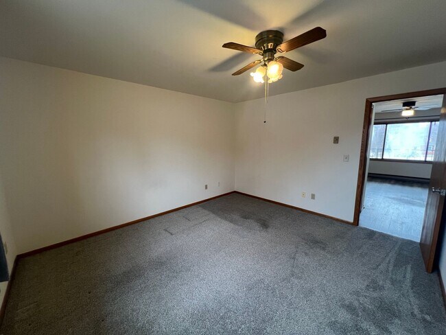 Building Photo - Recently Renovated Upper Level 1-bed, 1-Bath