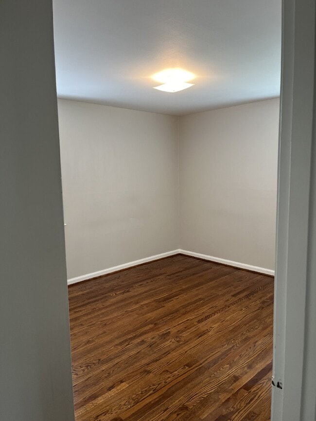 Building Photo - Charming 3-Bed Home with Hardwood Floors &...