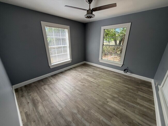 Building Photo - 401 Roosevelt Cir
