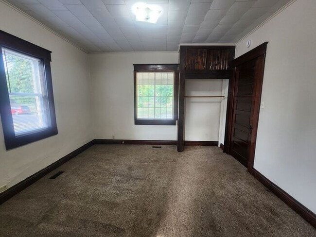 Building Photo - 2 Bedroom on the Southside