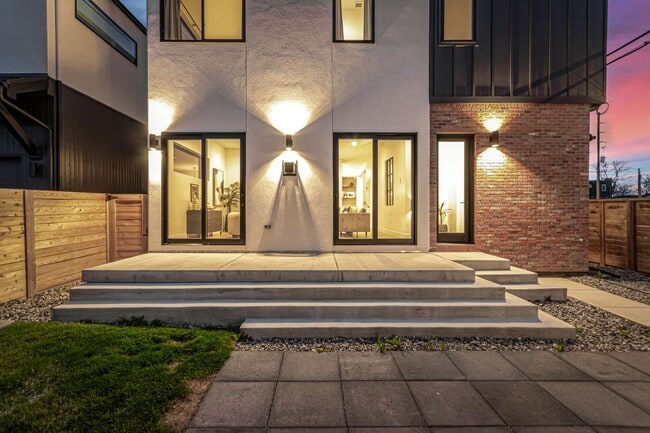 Building Photo - LUX 3BD, 4BA Sunnyside Home with Office and 2-Car Garage