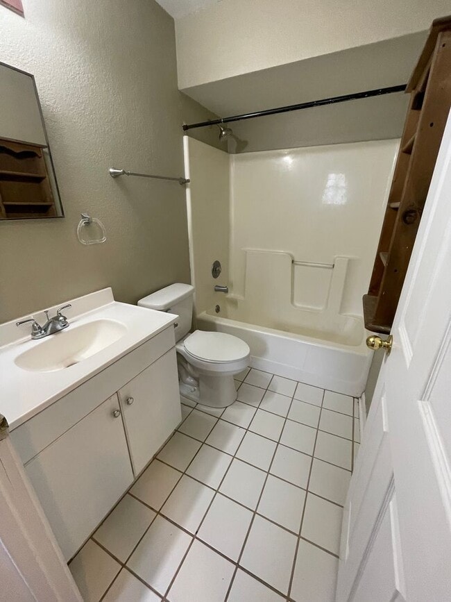 Building Photo - 2 bed/ 1 bath Single Family House