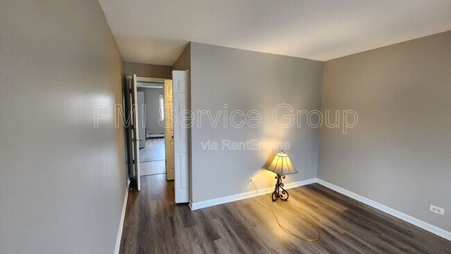 Building Photo - 400 Echo Ln