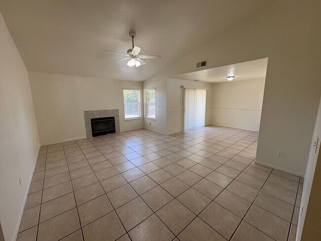Building Photo - Cozy Home On Spacious Lot In Tulare Available Now!