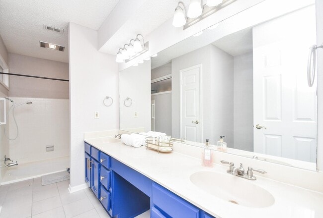 Building Photo - 18143 Bal Harbour Dr