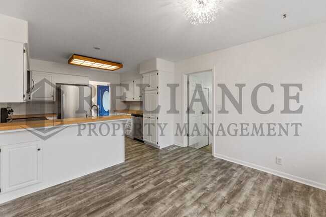 Building Photo - 2210 W Columbine Ln