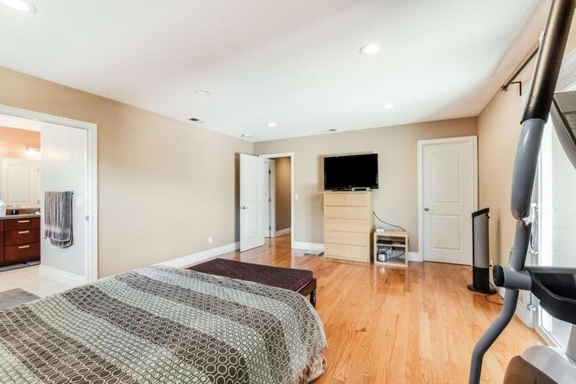 Building Photo - 12371 Saraglen Dr