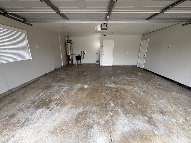 Building Photo - SW Visalia Home with Pool Available Now!