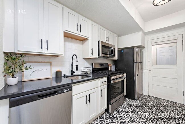 Building Photo - 1413 W 39th St