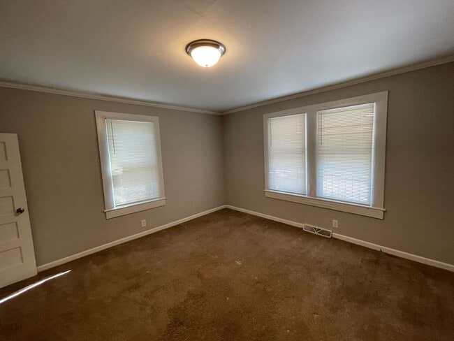 Building Photo - 3 bedroom 1 bath house available!