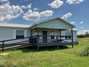 Building Photo - *AVAILABLE NOW* An absolute must see!  5 bedrooms, 3 baths in Burnet, TX.