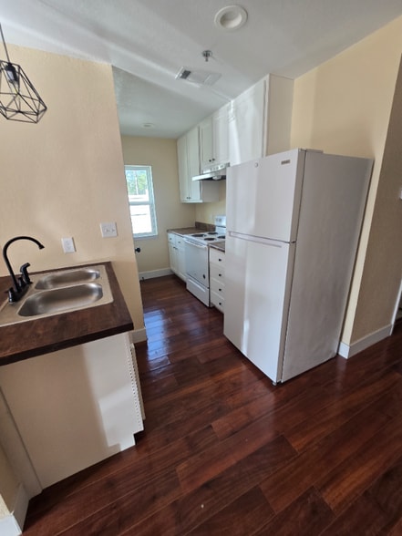 Building Photo - 2015 E Canal St