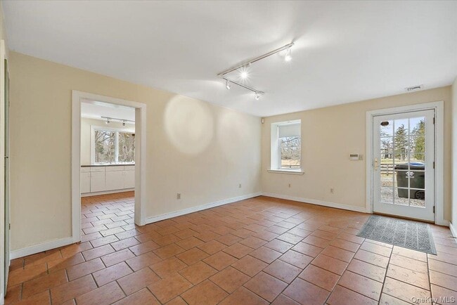 Building Photo - 948 Craigville Rd